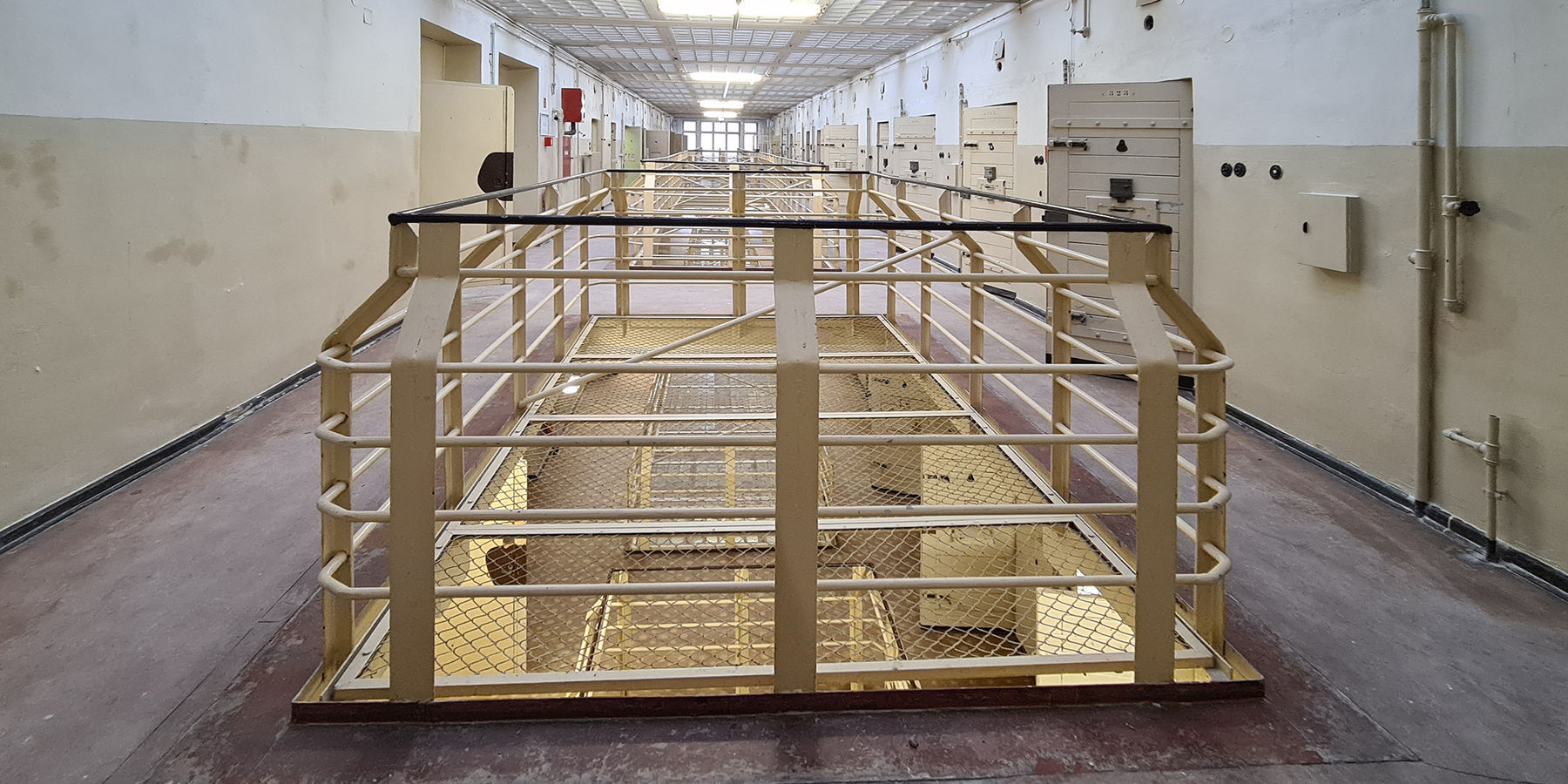 Blick in das 3. Obergeschoss des ehemaligen Haftbereiches © 2021 SBL Neubrandenburg