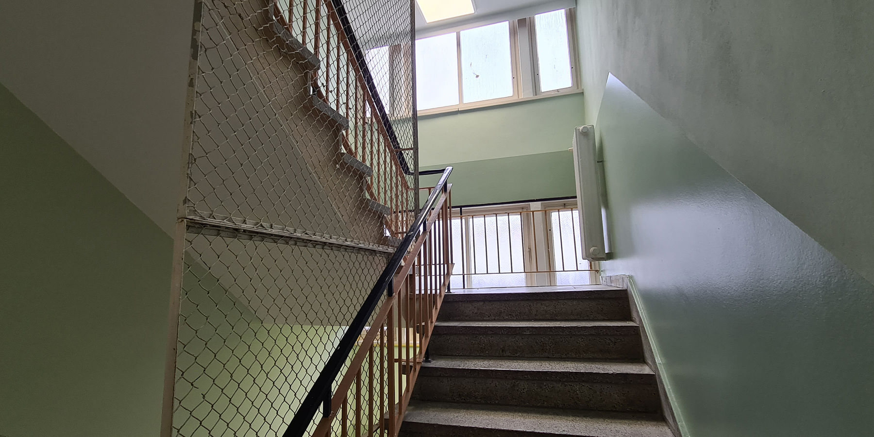 Blick in das Treppenhaus des Kopfbaubereiches mit den Verwaltungsräumen © 2021 SBL Neubrandenburg