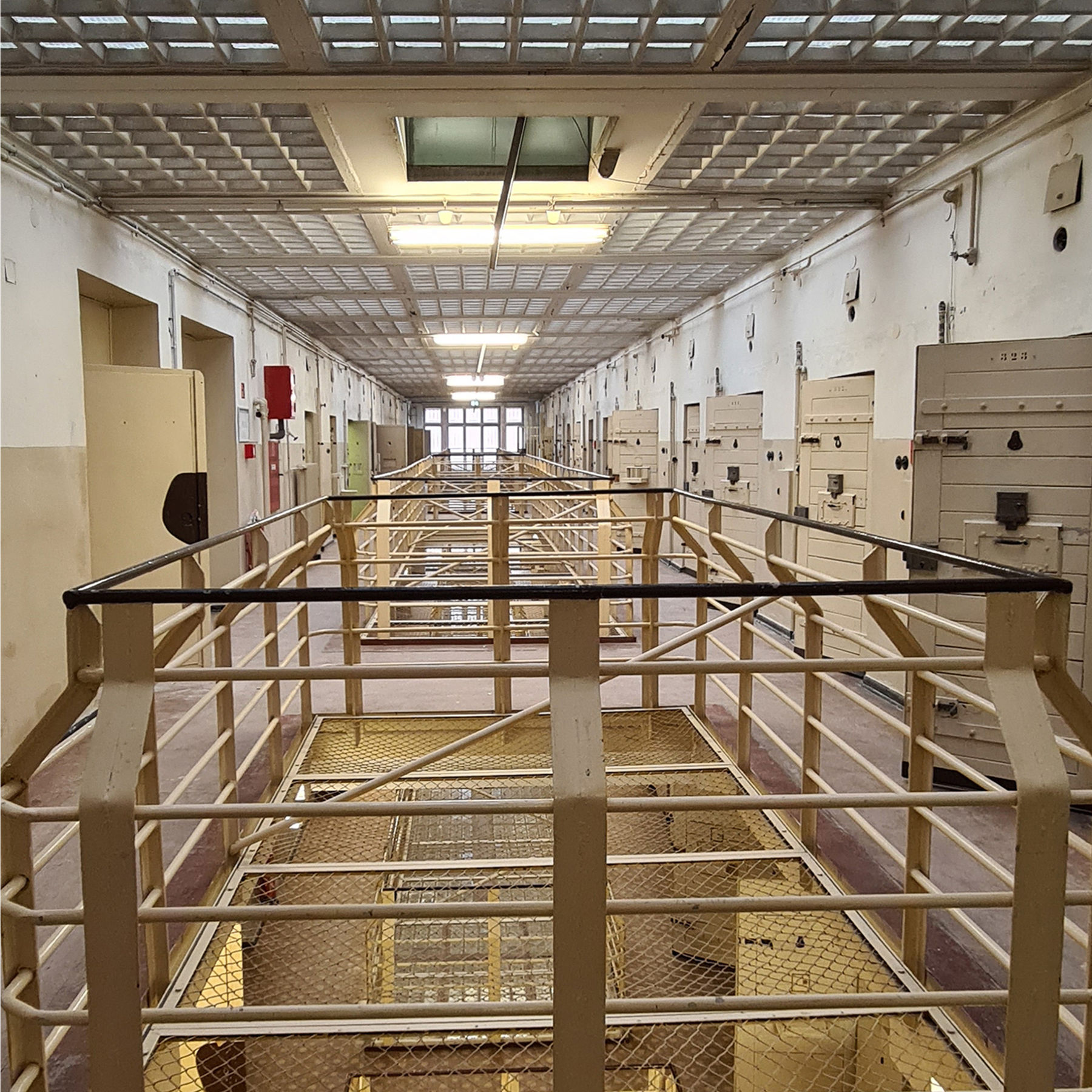 Blick in das 3. Obergeschoss des ehemaligen Haftbereiches © 2021 SBL Neubrandenburg