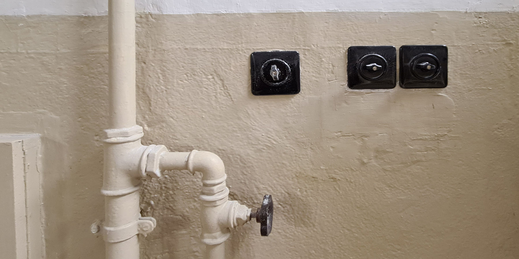 Sanitär- und Elektroanlagen blieben im Haftbereich weitestgehend erhalten. Defekte Schalter wurden originalgetreu ausgetauscht. © 2021 SBL Neubrandenburg