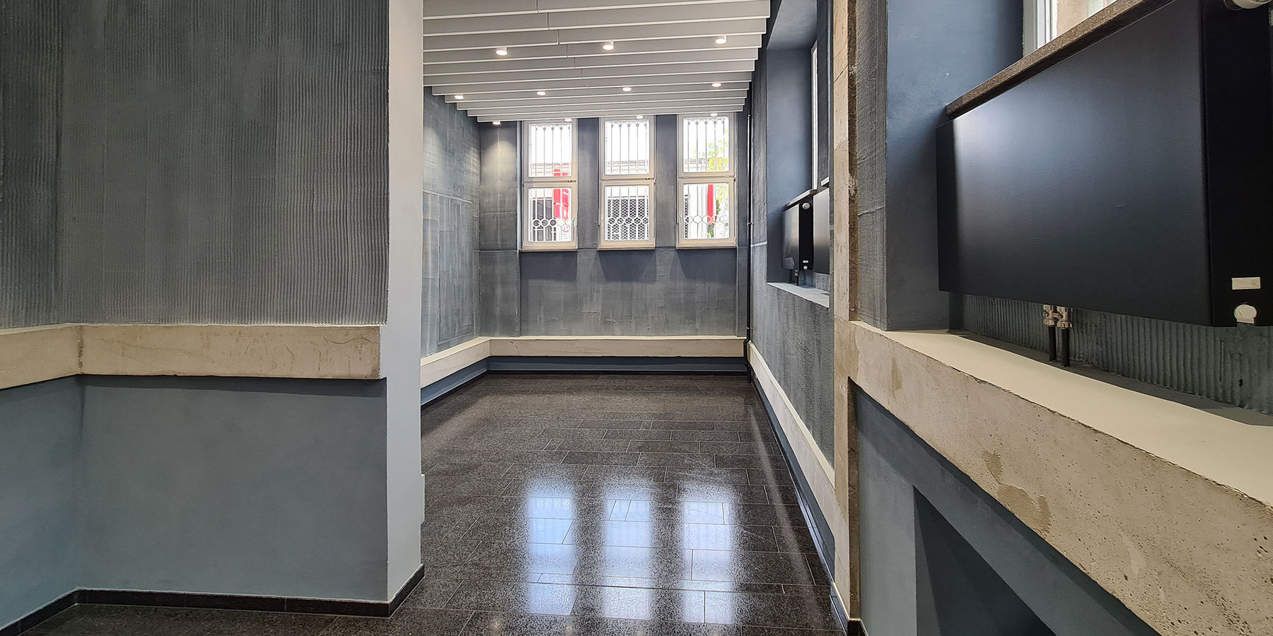 Blick in das Foyer mit dem noch nicht ausgestatteten Anmeldebereich © 2021 SBL Neubrandenburg