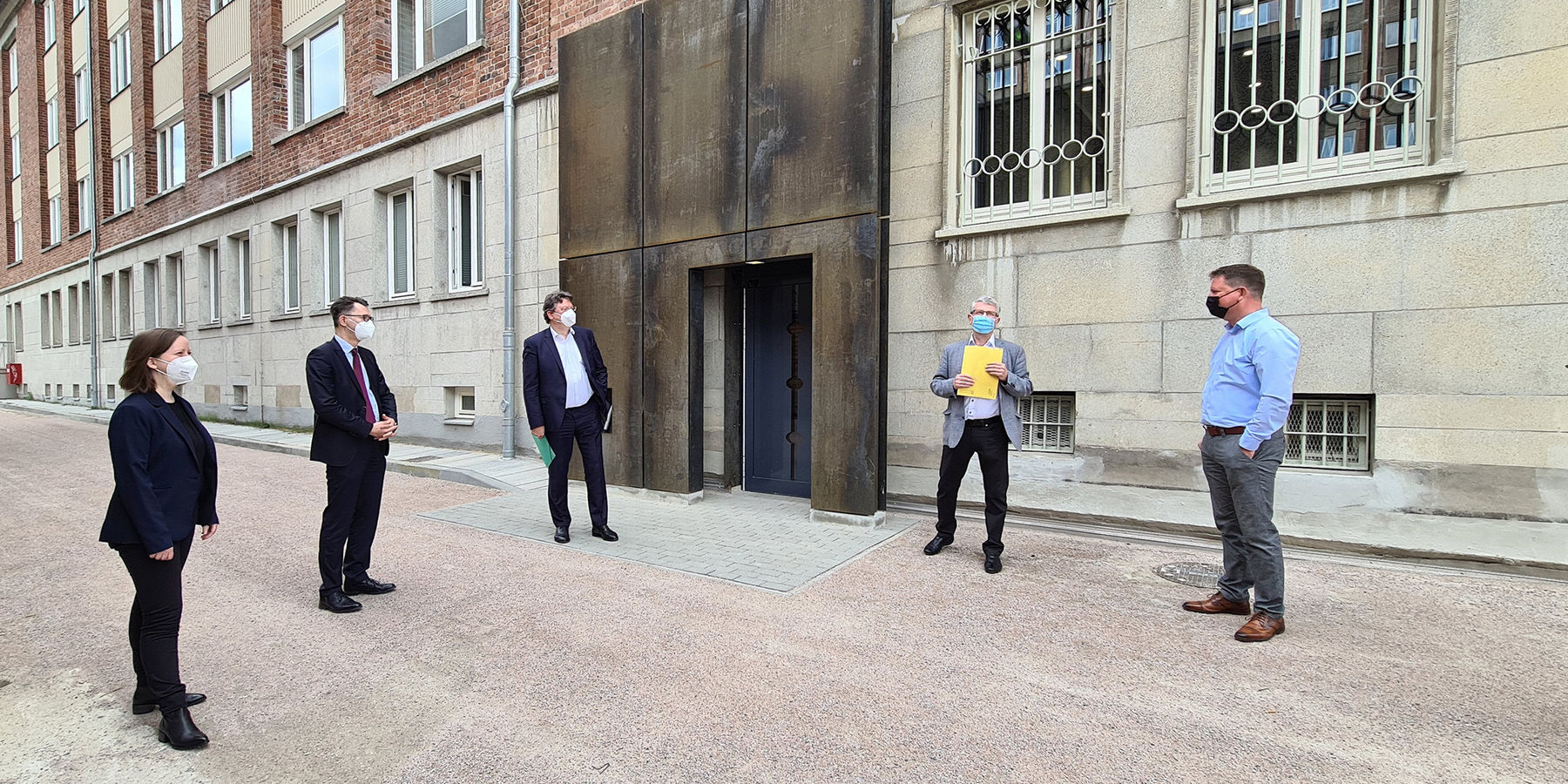 vor dem neu errichteten Besuchereingang: v.l.n.r. die zukünftige Leiterin des Dokumentationszentrums, Frau Dr. Brüning, der Direktor der Landeszentrale für politische Bildung, Jochen Schmidt, der Finanzminister M-V, Reinhard Meyer, der Leiter des SBL Neub © 2021 SBL Neubrandenburg