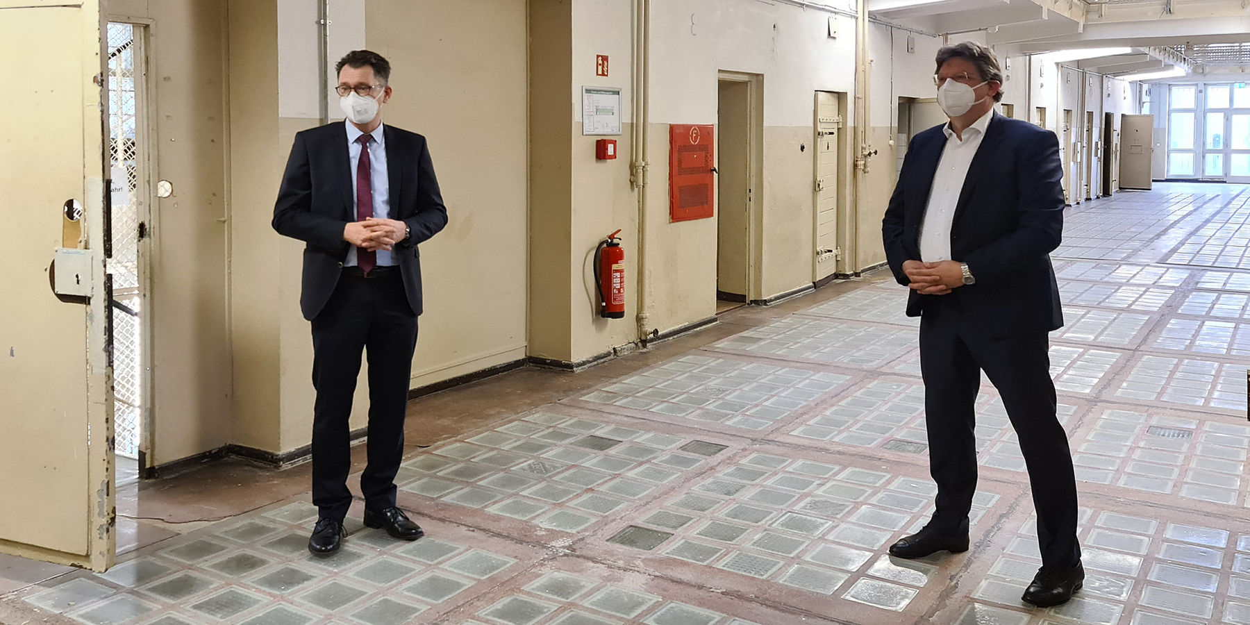 links Direktor der Landeszentrale für politische Bildung, Jochen Schmidt bedankte sich für die gute Arbeit beim SBL Neubrandenburg, rechts der Finanzminister M-V, Reinhard Meyer © 2021 SBL Neubrandenburg