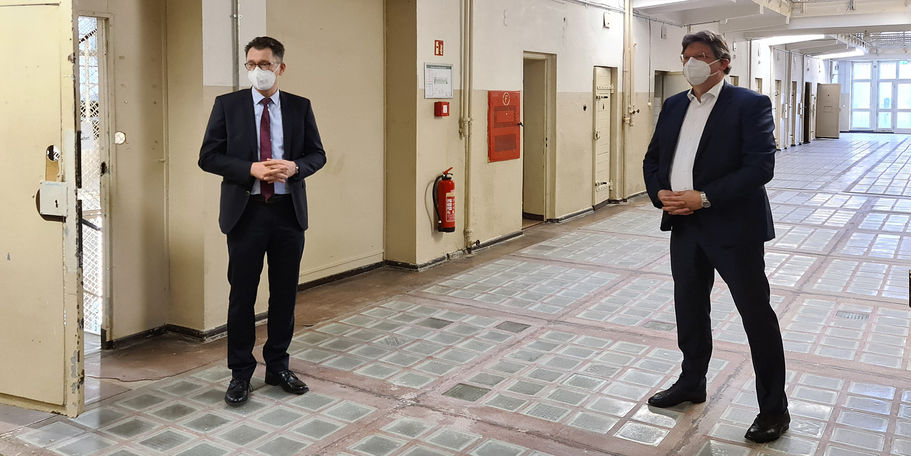 links Direktor der Landeszentrale für politische Bildung, Jochen Schmidt bedankte sich für die gute Arbeit beim SBL Neubrandenburg, rechts der Finanzminister M-V, Reinhard Meyer © 2021 SBL Neubrandenburg