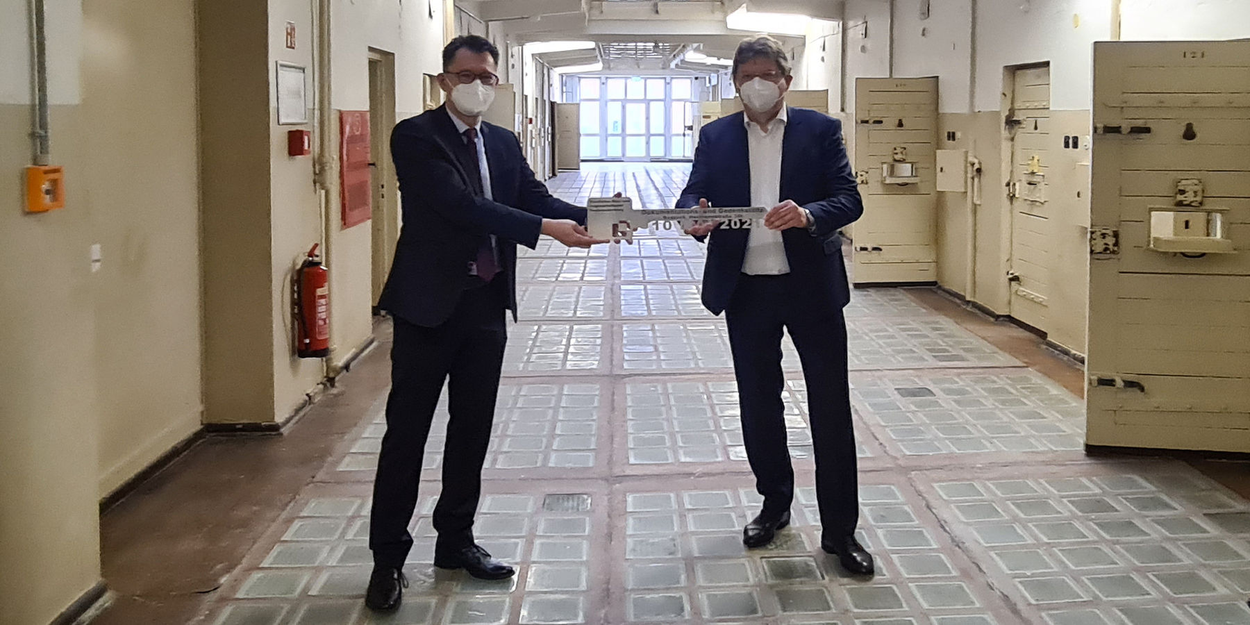 v. r. n. l. Finanzminister Reinhard Meyer überreicht den symbolischen Schlüssel an den Direktor der Landeszentrale für politische Bildung, Jochen Schmidt. © 2021 SBL Neubrandenburg