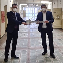 v. r. n. l. Finanzminister Reinhard Meyer überreicht den symbolischen Schlüssel an den Direktor der Landeszentrale für politische Bildung, Jochen Schmidt. © 2021 SBL Neubrandenburg