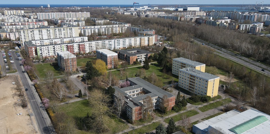 Blick auf das Areal zwischen den Rostocker Stadtteilen Lichtenhagen und Lütten Klein. Hier soll das Aus- und Fortbildungszentrum des Zolls in den nächsten Jahren entstehen. © 2021 Andreas Meyer, Ostsee-Zeitung, Rostock