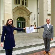 Auftrag erteilt - Uwe Jannsen (re.), Beauftragter für den Bundesbau im Finanzministerium M-V übergibt den Auftrag zur Erstellung eines sogenannten K1-Gutachtens an Carmen-Alina Botezatu (li.), die Leiterin des Staatlichen Bau- und Liegenschaftsamtes Rosto © 2021 Christian Hoffmann, FM M-V