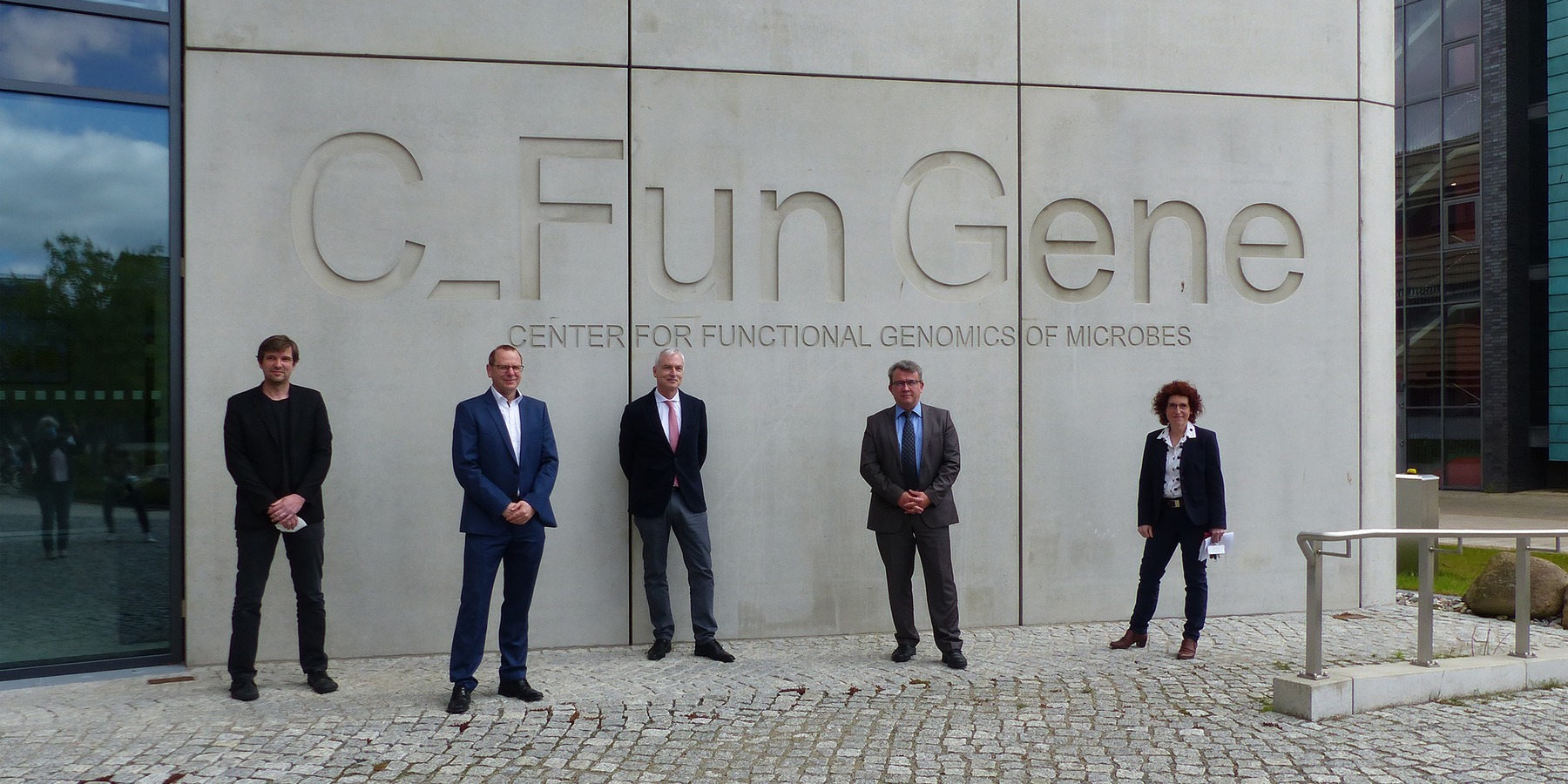 Stolze und zufriedene Nutzer, v.l.n.r.: Prof. Dr. Tim Urich, Prof. Dr. Sven Hammerschmidt, Prof. Dr. med. Karlhans Endlich, Prof. Dr. rer. nat. Uwe Völker, Prof. Dr. Katharina Riedel © 2021 SBL Greifswald