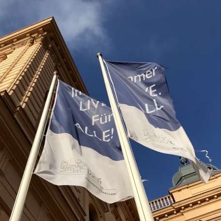 Fahnen am Mecklenburgischen Staatstheater © 2021 SBL Schwerin