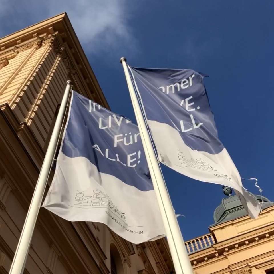 Fahnen am Mecklenburgischen Staatstheater © 2021 SBL Schwerin