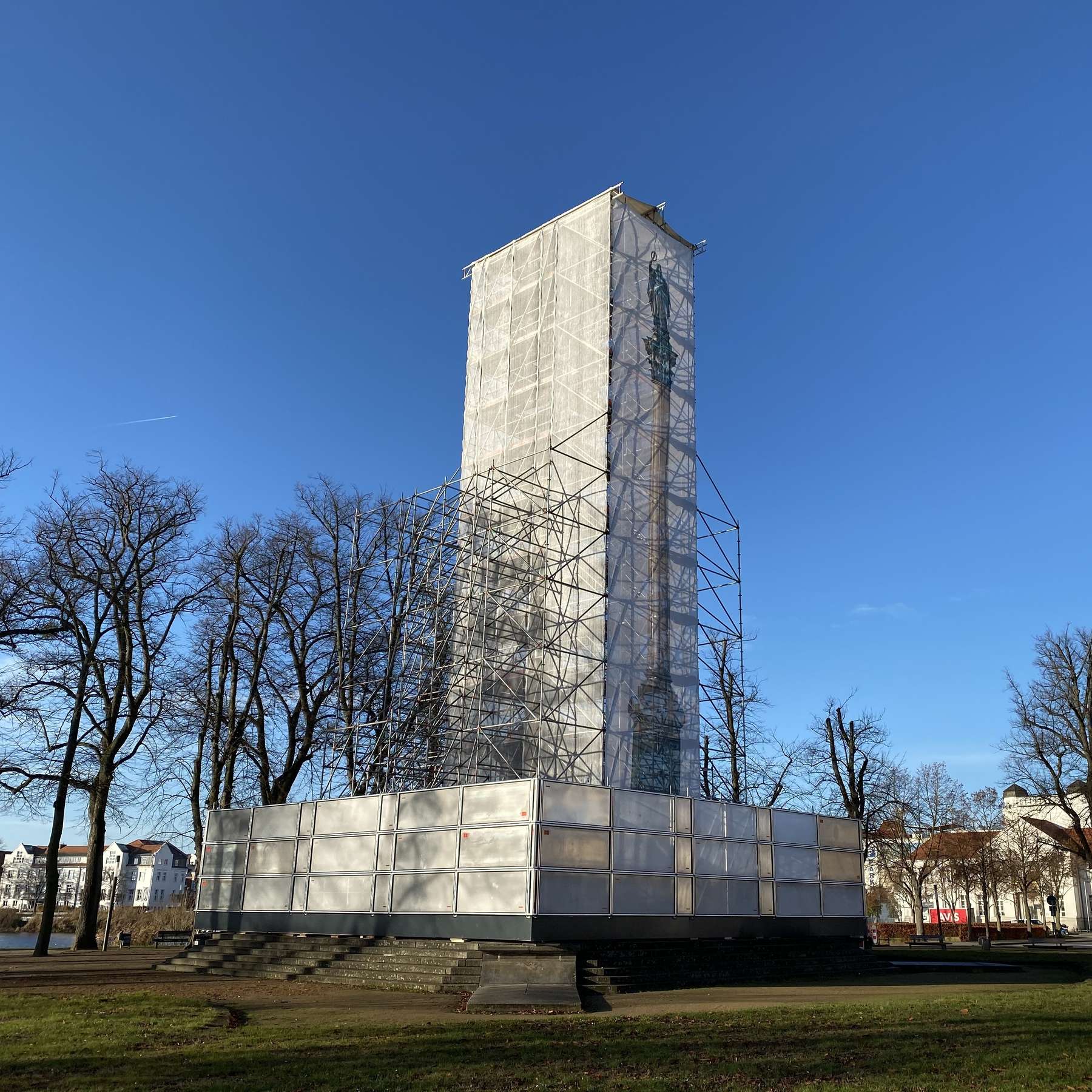Seitenansicht der Siegessäule © 2021 SBL Schwerin