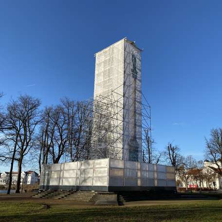Seitenansicht der Siegessäule © 2021 SBL Schwerin