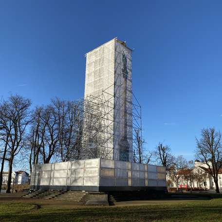 Seitenansicht der Siegessäule © 2021 SBL Schwerin