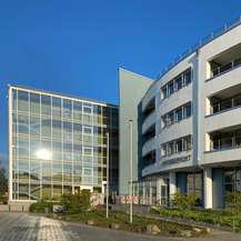 Auf den westlichen Teil der Fassade scheint die Sonne. Im Gebäude wird derzeit der Brandschutz verbessert - parallel dazu plant das SBL Rostock die Sanierung des Gebäudes. © 2021 SBL Rostock