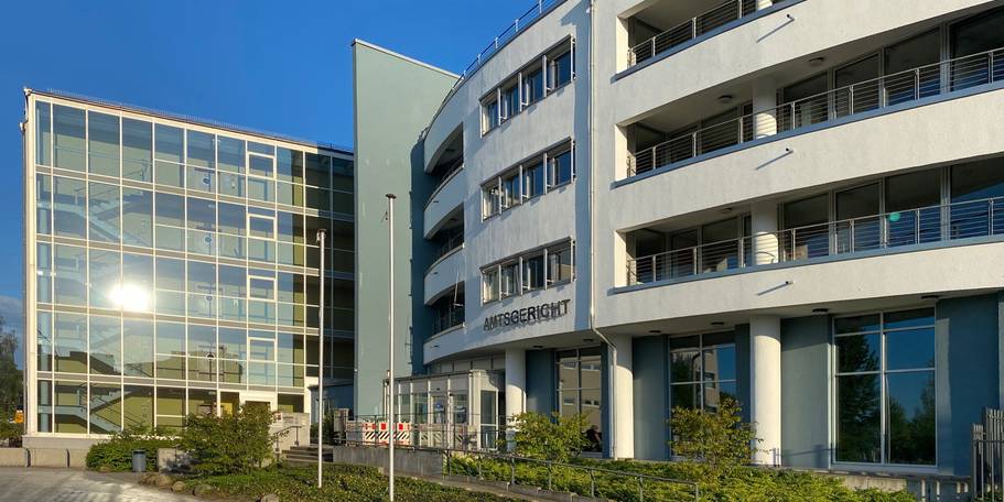 Auf den westlichen Teil der Fassade scheint die Sonne. Im Gebäude wird derzeit der Brandschutz verbessert - parallel dazu plant das SBL Rostock die Sanierung des Gebäudes. © 2021 SBL Rostock