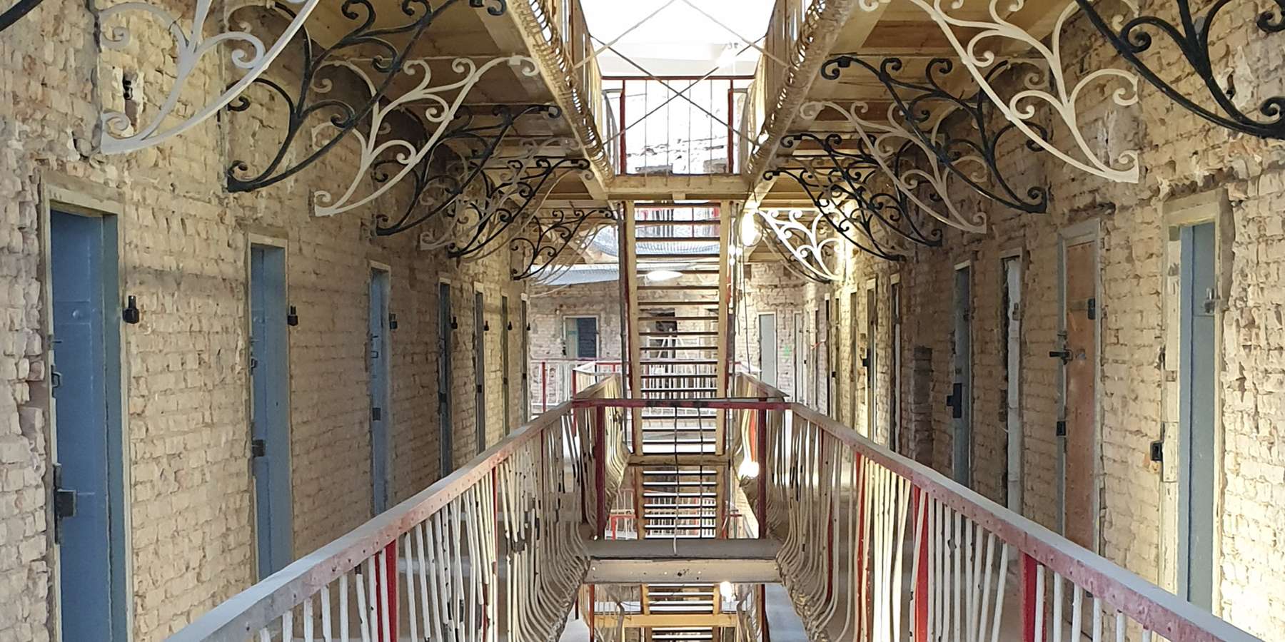 Blick in das Panoptikum – Abbruch der Putzbekleidung © 2021 SBL Neubrandenburg