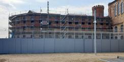 Blick auf die eingerüstete Fassade der Nordseite © 2021 SBLK Neubrandenburg