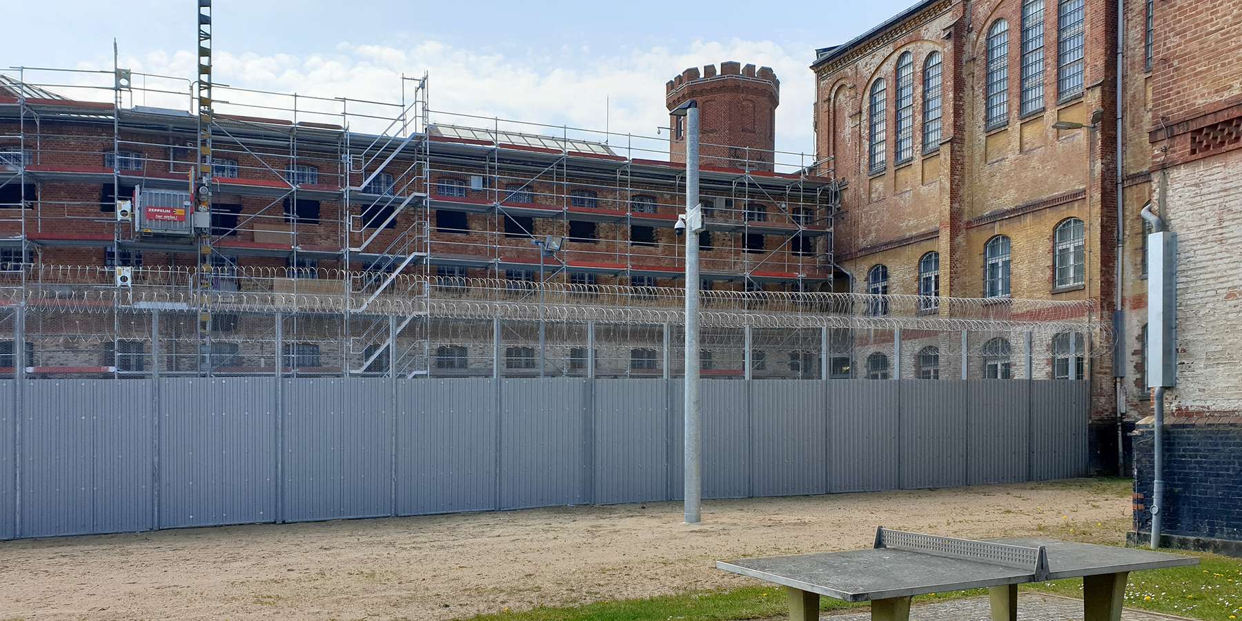 Blick auf die eingerüstete Fassade der Nordseite © 2021 SBL Neubrandenburg