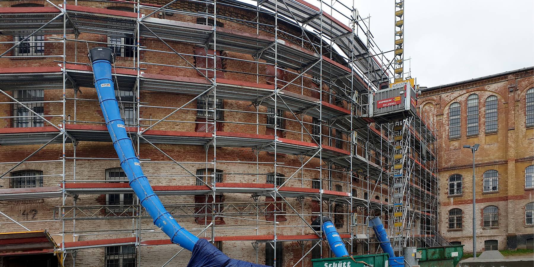 Die Abrissarbeiten sind in vollem Gang. © 2021 SBLK Neubrandenburg