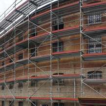 die eingerüstete Fassade des Hafthauses B © 2021 SBLK Neubrandenburg