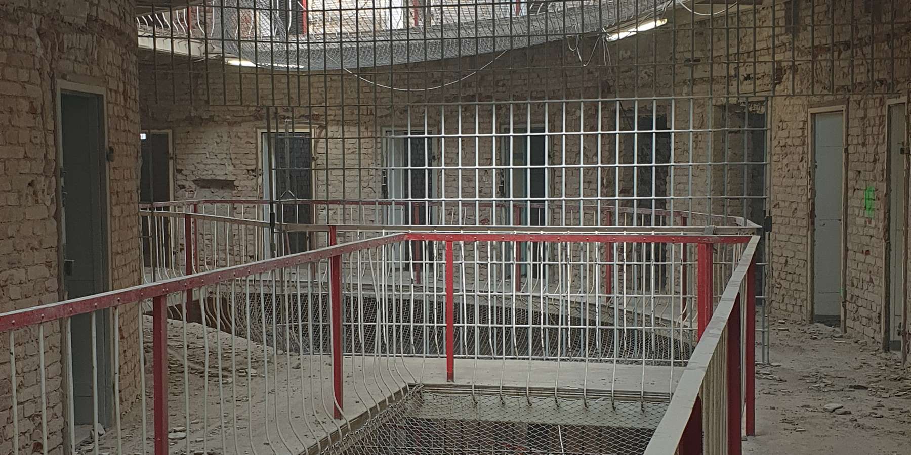 Abbruch des Wandputzes im Panoptikum © 2021 SBL Neubrandenburg