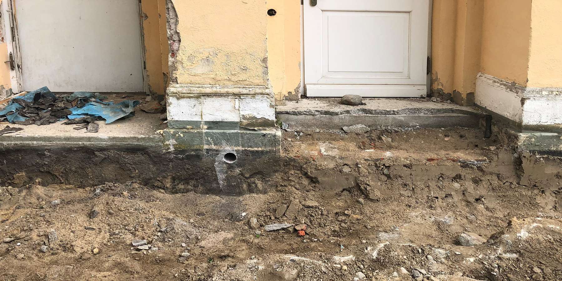 Bohrung im freigelegten Sockelmauerwerk zur Ermittlung des genauen Wandaufbaus © 2021 SBL Neubrandenburg