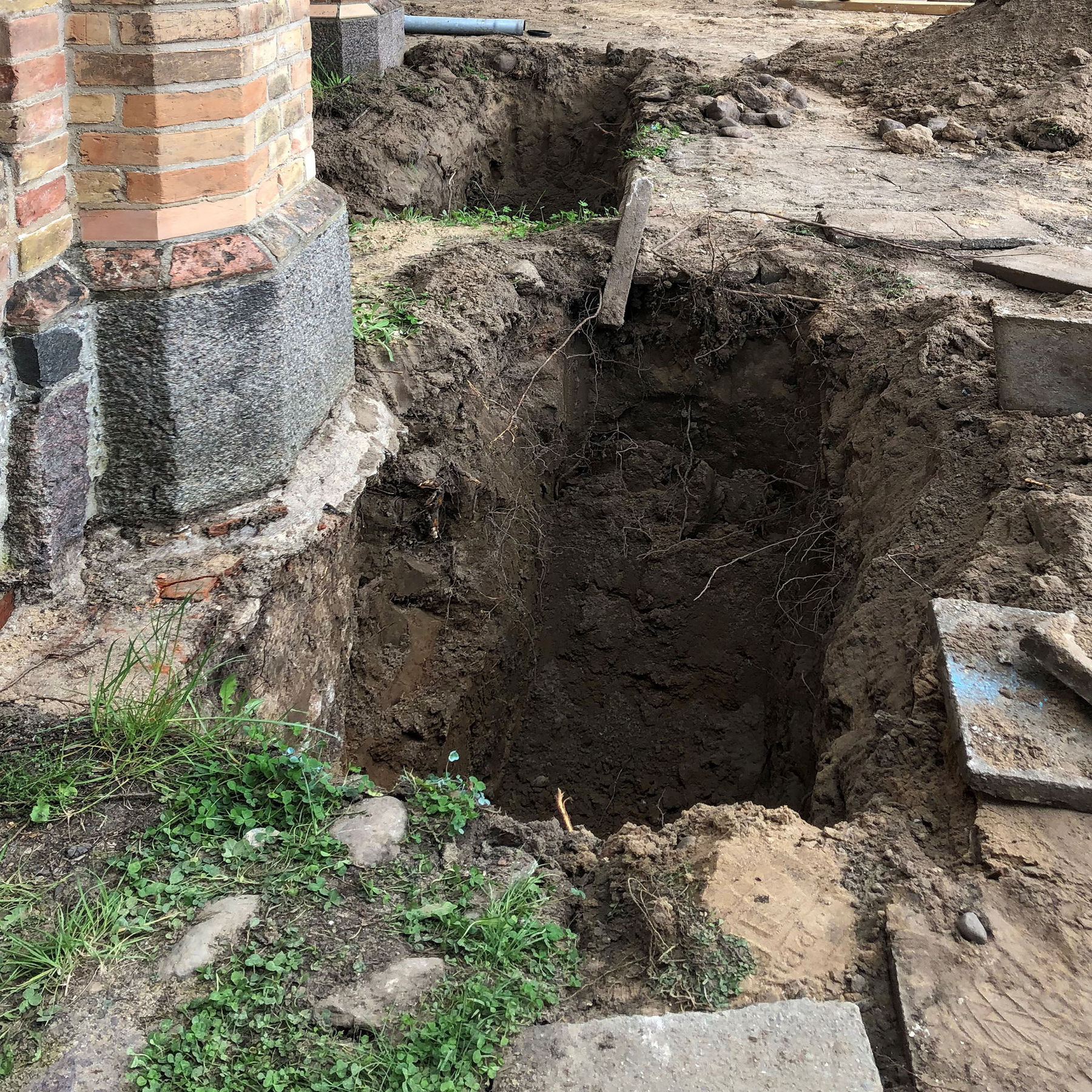 Probeschachtung zur Überprüfung der Fundamenttiefe © 2021 SBL Neubrandenburg