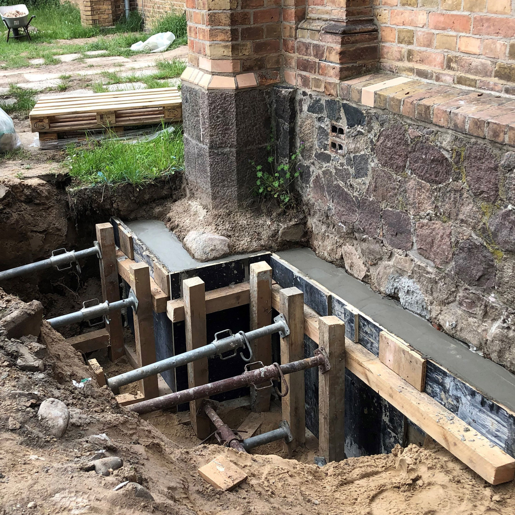 die fertige Fundamentunterfangung © 2021 SBL Neubrandenburg