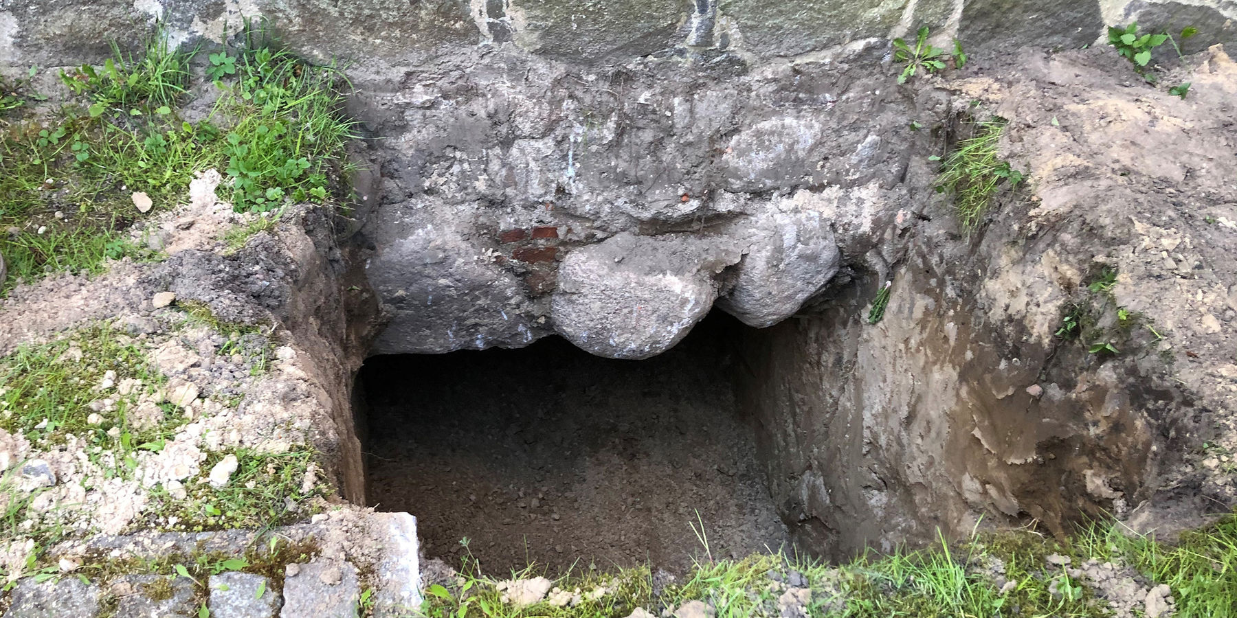 In Pilgerschrittverfahren erfolgt die Unterfangung der Fundamente zur statischen Ertüchtigung. Dabei werden ca. 80-90 cm breite Unterfangungen abschnittsweise alle 10 m durchgeführt. © 2021 SBL Neubrandenburg