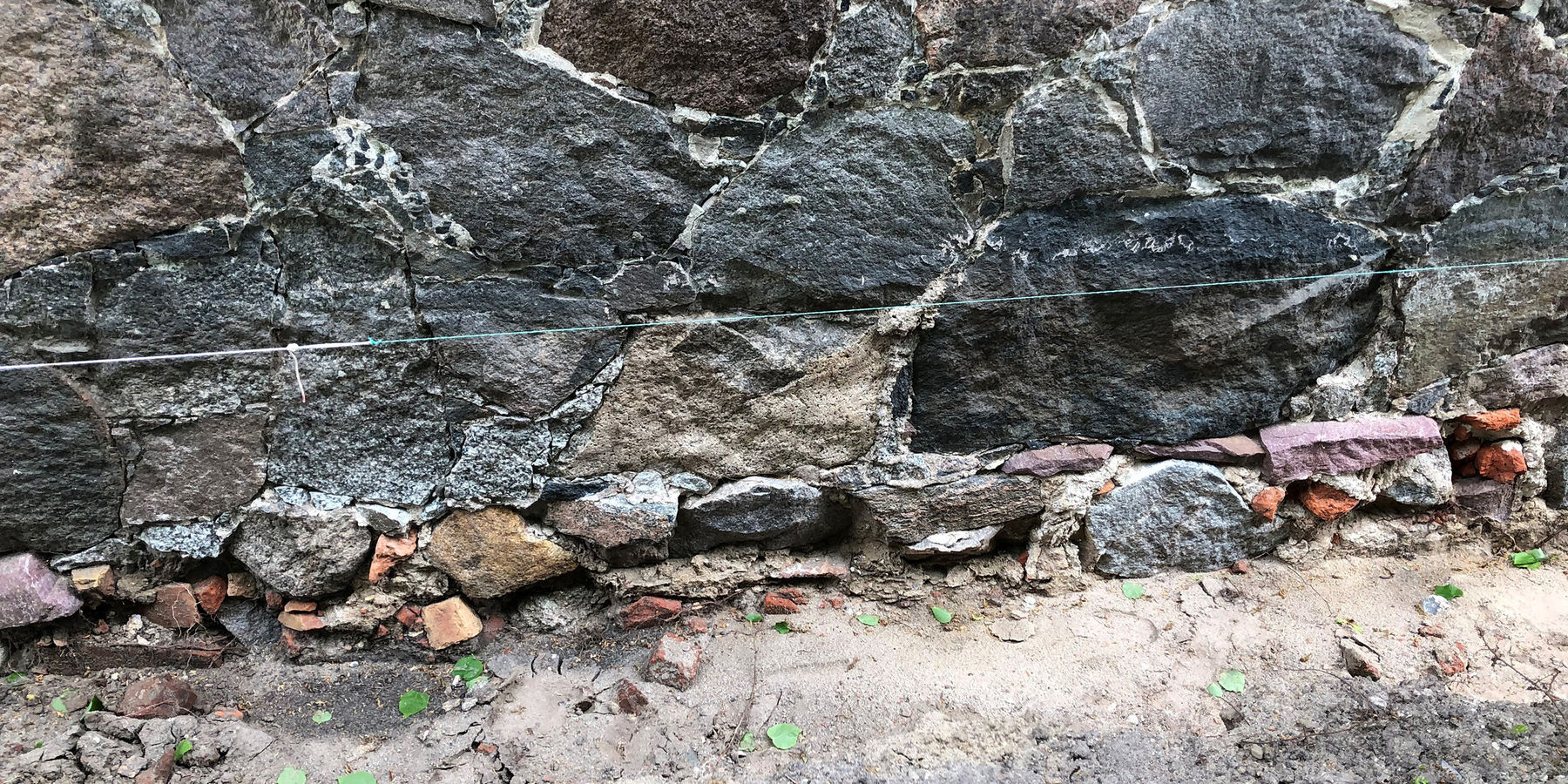 Feuchtigkeitsschäden im vorhandenen Sockelmauerwerk © 2021 SBL Neubrandenburg