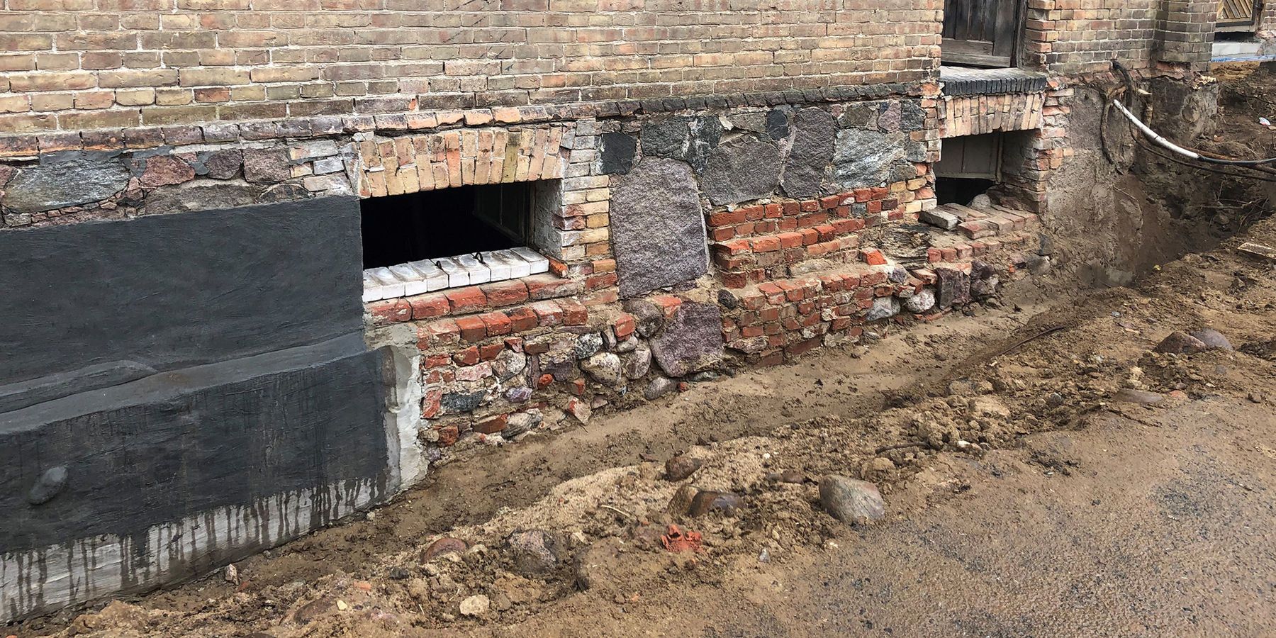 Abdichtungsarbeiten am Sockelmauerwerk des Nordflügels © 2021 SBL Neubrandenburg