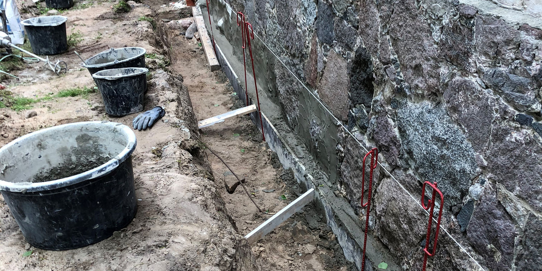 Abdichtungsarbeiten am Sockelmauerwerk des Südflügels – das Mauerwerk wird verfestigt (ausgefugt) und erhält anschließend eine vertikale Abdichtung © 2021 SBL Neubrandenburg