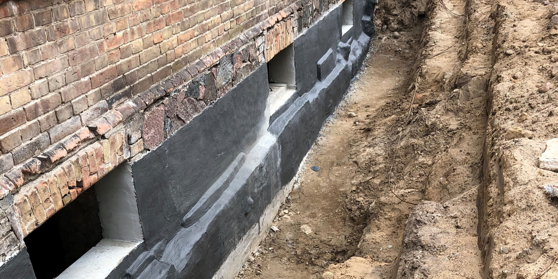 das Sockelmauerwerk mit der fertigen Abdichtung © 2021 SBL Neubrandenburg