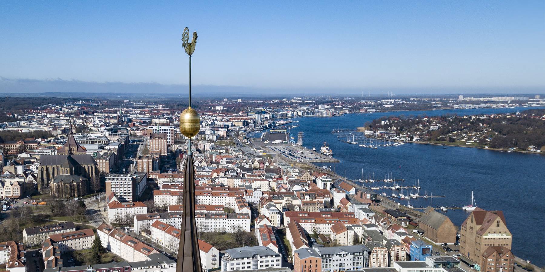 Luftbild der Hanse- und Universitätsstadt Rostock - an oder in der Warnow soll das neue Landesmuseum entstehen. © 2018 Holger Martens, Rostock