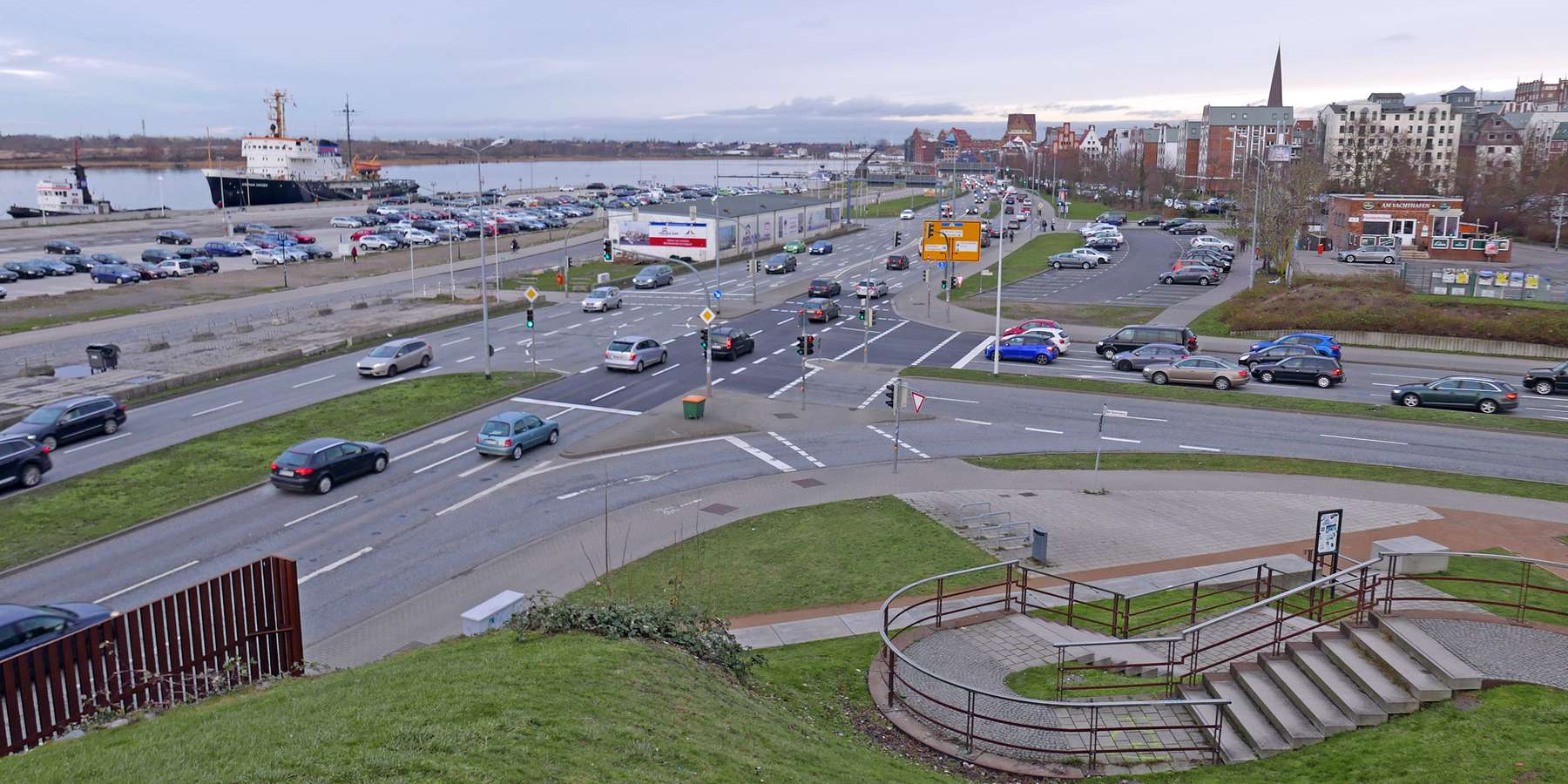 Blick auf den Stadthafen vom Kanonsberg - der Neubau wird die Wasserkante und den Stadthafen maßgeblich prägen. © 2021 SBL Rostock