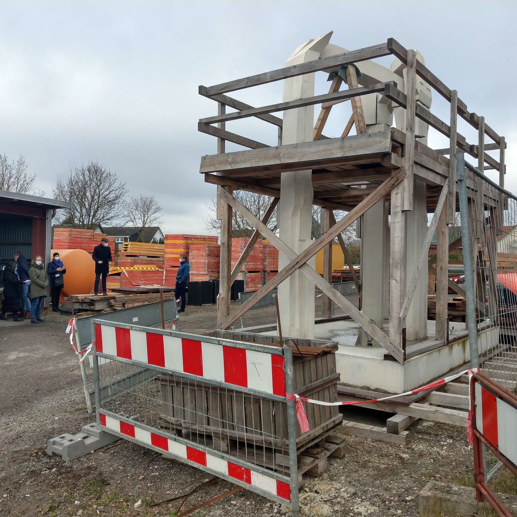 Die etwa 3,50 m hohe Konstruktion aus sogenanntem Weißbeton ist bereit, aufgestellt zu werden. © 2021 SBL Schwerin