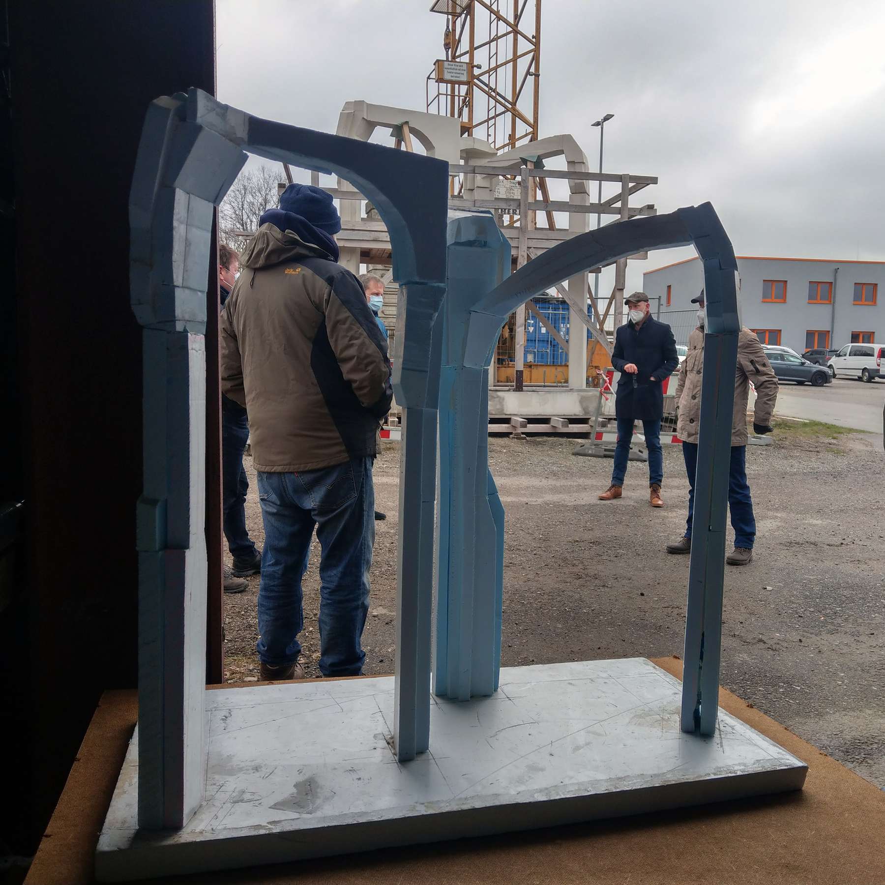 Die  Kunstschau  fand auf dem Werksgelände der Firma Matthäi in Leezen statt, wo das Kunstwerk hergestellt wurde. © 2021 SBL Schwerin