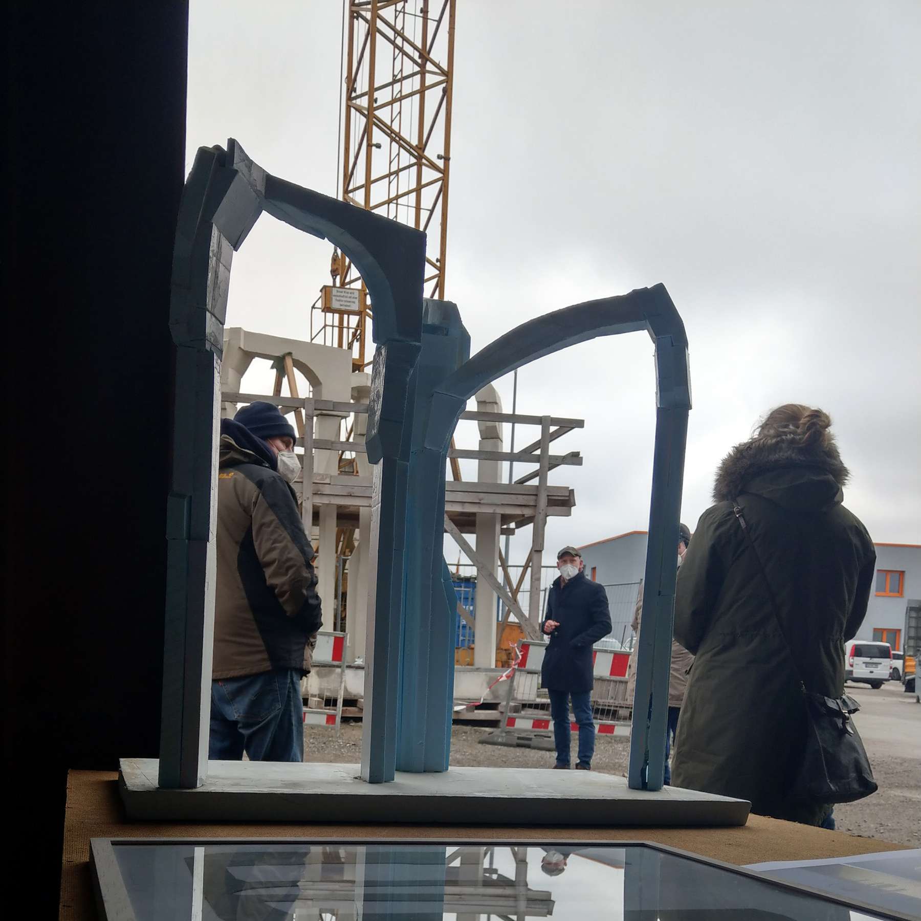 Die  Kunstschau  fand auf dem Werksgelände der Firma Matthäi in Leezen statt, wo das Kunstwerk hergestellt wurde. © 2021 SBL Schwerin