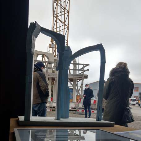 Die  Kunstschau  fand auf dem Werksgelände der Firma Matthäi in Leezen statt, wo das Kunstwerk hergestellt wurde. © 2021 SBL Schwerin