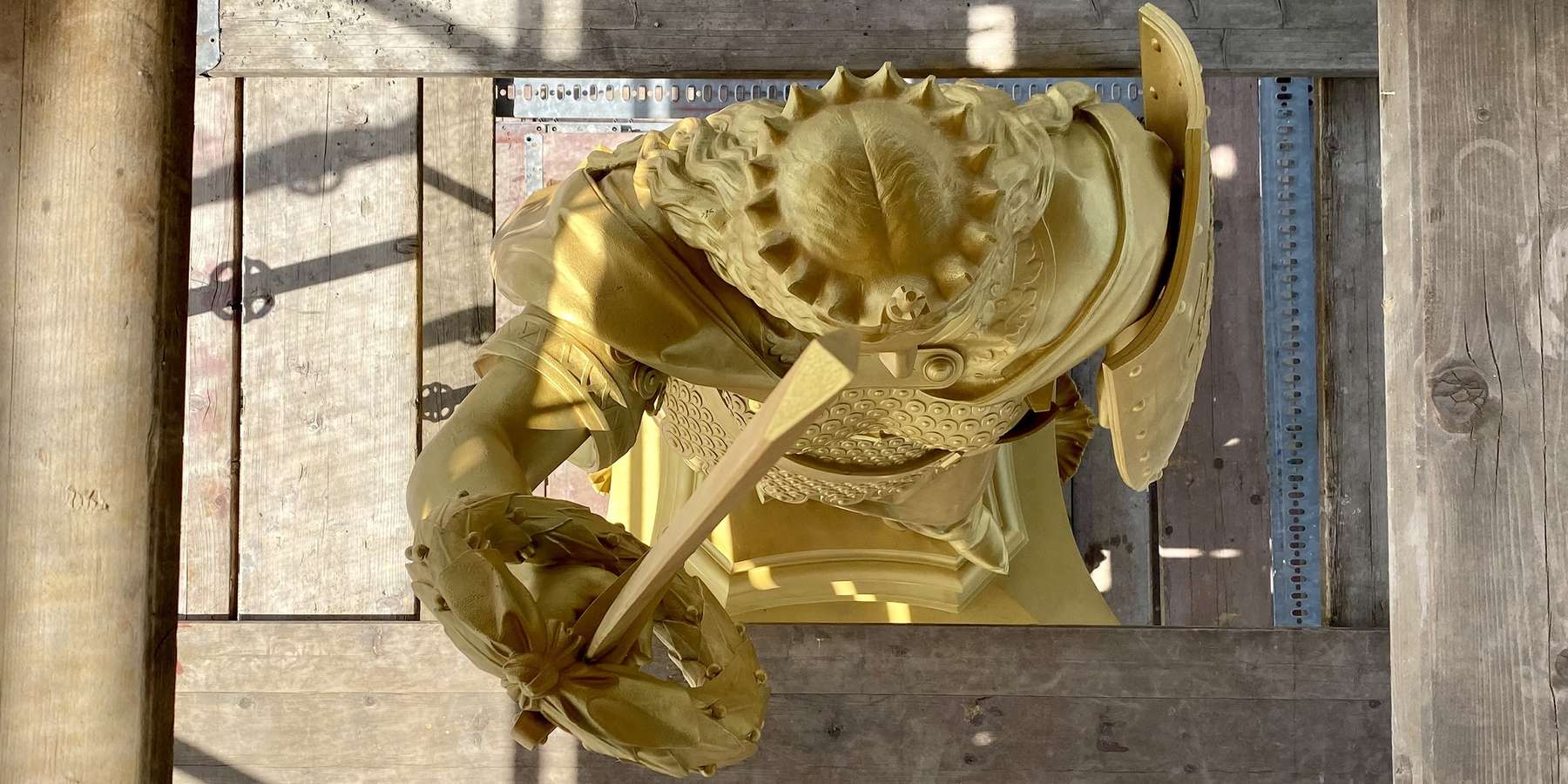 Die Megalopolis von oben mit neuer Goldbronzierung. © 2021 SBL Schwerin