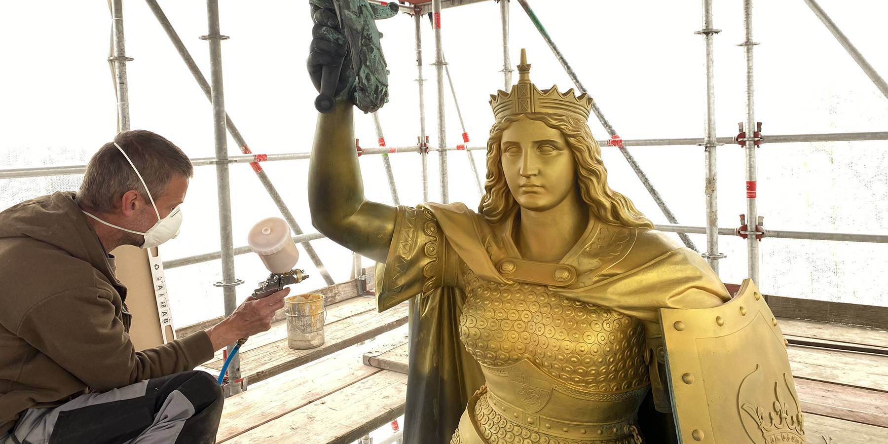 Die Goldbronzierung wird aufgetragen. © 2021 SBL Schwerin