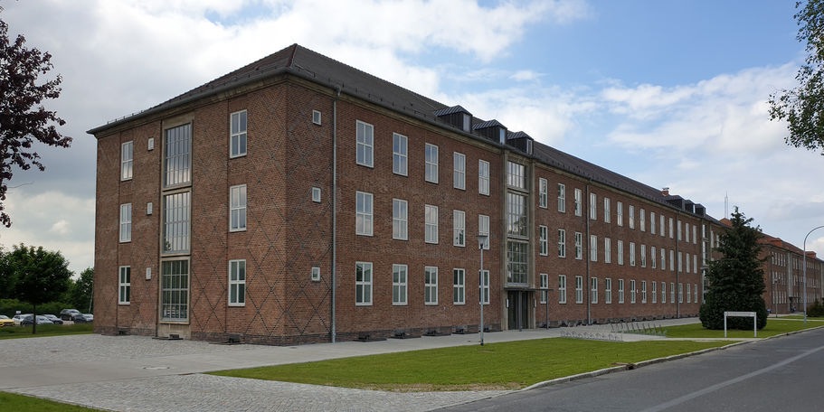 Blick auf die Eingangsseite des sanierten Gebäudes 2 © 2021 SBL Neubrandenburg