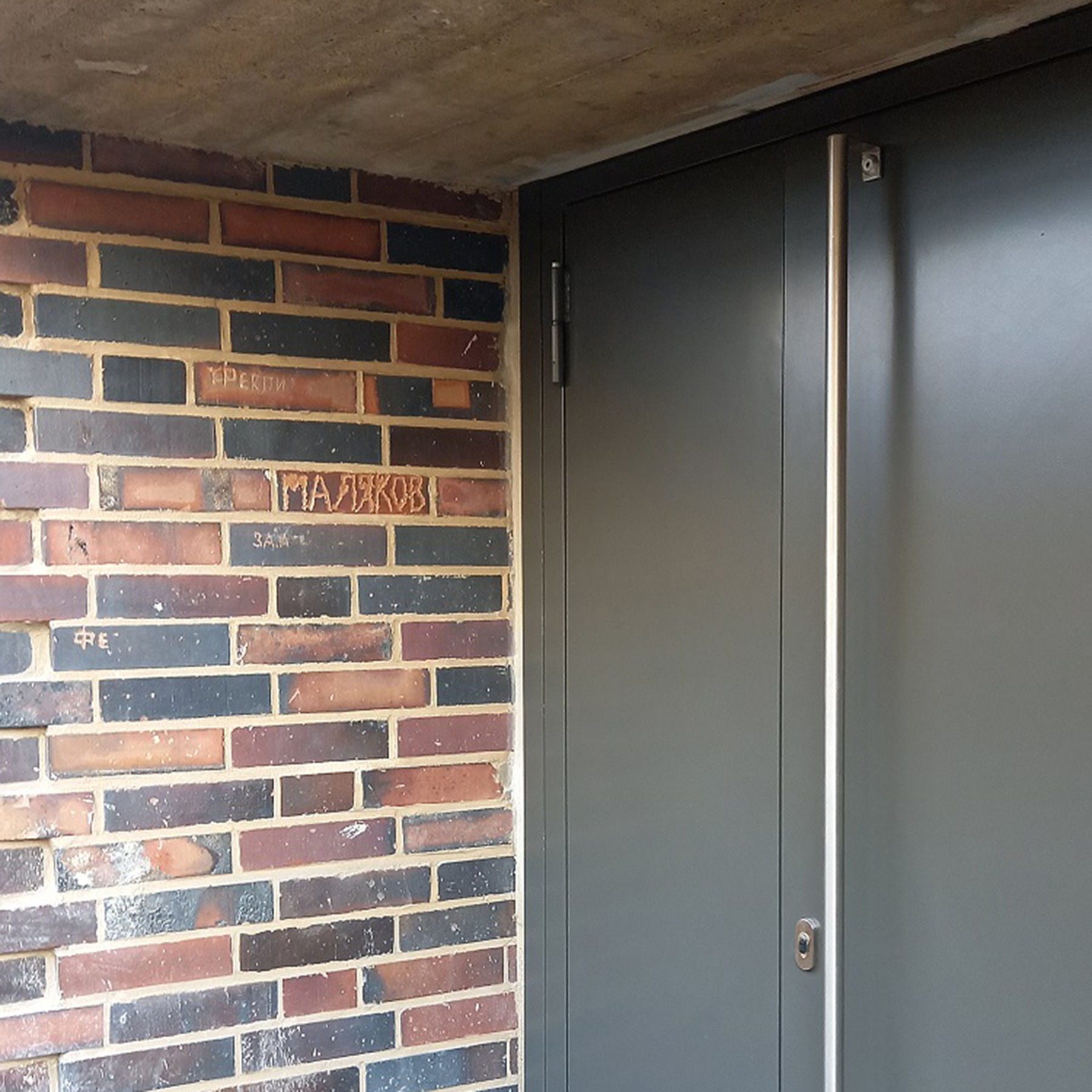 Zwischen 1945 und 1948 nutzte die sowjetische Besatzungsarmee den Komplex als sogenanntes NKWD-Lager und 1946 als eigenen Stationierungspunkt. Am Gebäude 2 zeugen Ritzungen in kyrillischen Buchstaben im Klinkermauerwerk von dieser Zeit. © 2020 Bernhardt + Bergemann und Beckmann Partner mbB