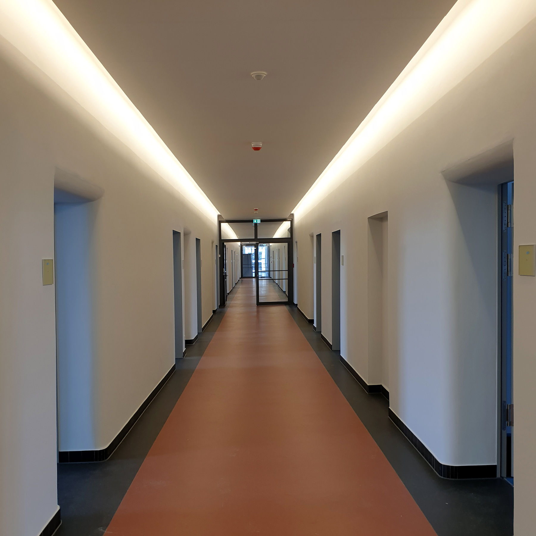 lichtdurchfluteter Flur im Erdgeschoss des Gebäudes 2 © 2021 SBL Neubrandenburg