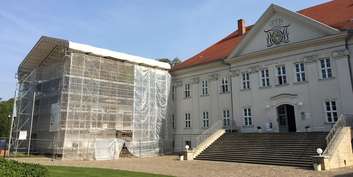 Ansicht des eingerüsteten nördlichen Kavalierhauses © 2021 SBL Schwerin