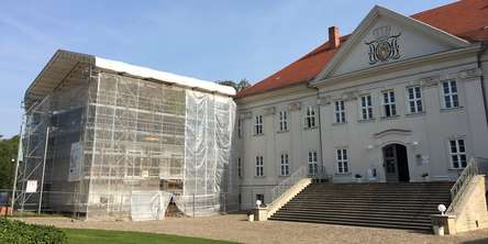 Ansicht des eingerüsteten nördlichen Kavalierhauses © 2021 SBL Schwerin