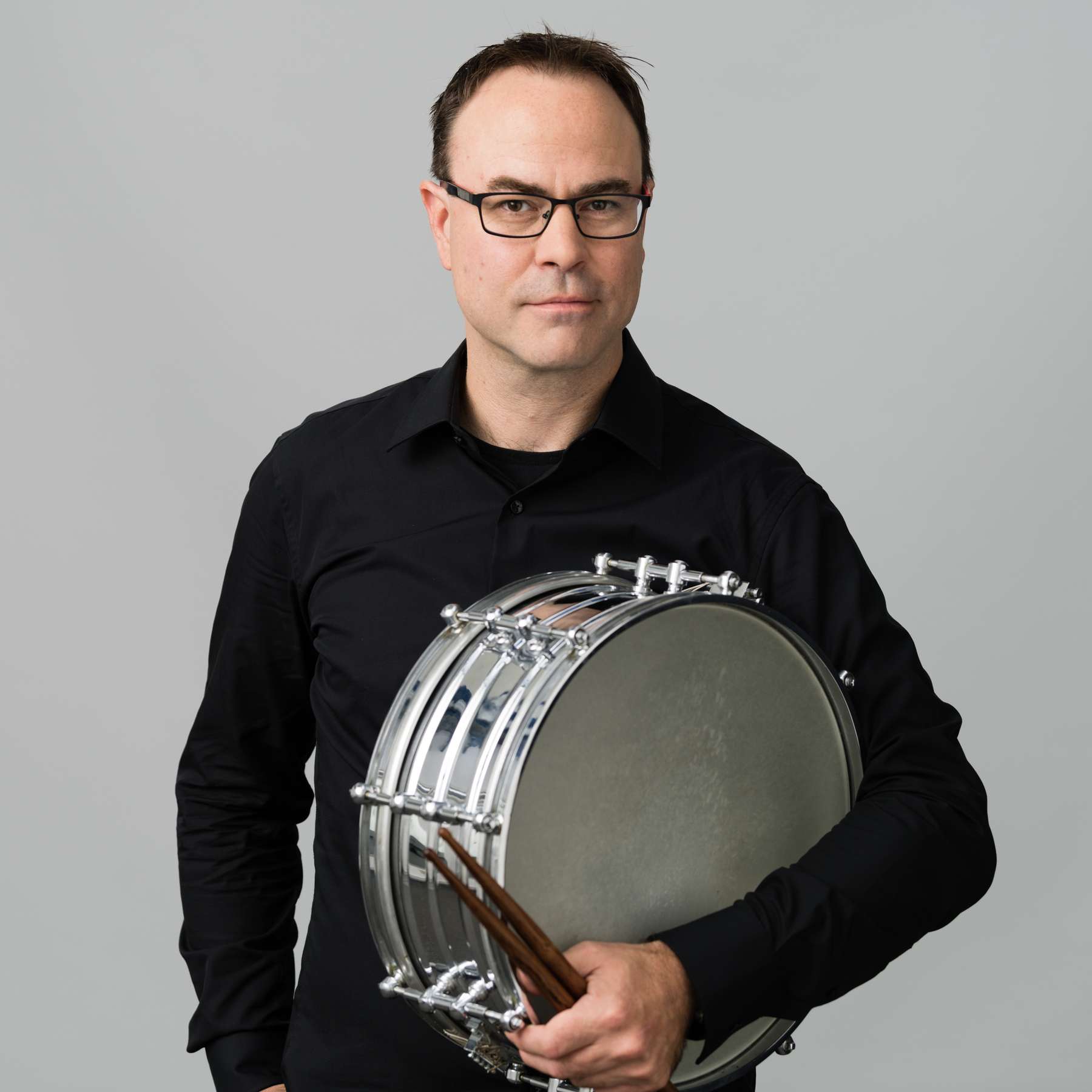 Leiter der Schlagzeugabteilung Professor Henrik M. Schmidt: Wir als Schlagzeuger freuen uns ganz besonders über die Entscheidung, dem preisgekrönten Gebäude der HMT Rostock einen erweiternden Neubau anzufügen, denn er soll auch unsere Fachräume beherberge © 2021 Hochschule für Musik und Theater Rostock