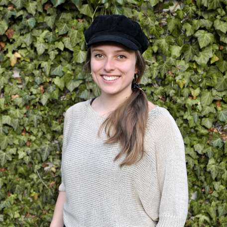 Studentin der Pop- und Weltmusik mit Klassik Tatjana von Waechter-Spittler: Ich freue mich schon sehr auf den Neubau der HMT! Das ewige Hin- und Herpendeln nach Marienehe fällt weg, was Vieles vereinfacht und auch Zeit spart, da der Unterricht so gebündel © 2021 Hochschule für Musik und Theater Rostock