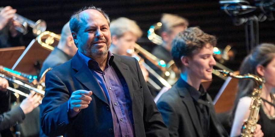 Abteilungsleiter der Pop- und Weltmusik mit Klassik Professor Benjamin Köthe: Wir waren bis 2019 in einem Notproberaum in der Neubrandenburger Straße. Mittlerweile haben wir zwar schönere Bedingungen in Marienehe. Dort haben wir mehrere Räume in einem Sto © 2021 Thomas Häntzschel